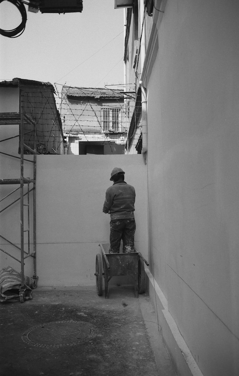 Operario cualificado de Martiflores Renova realizando trabajos de albañilería con acabados de calidad.